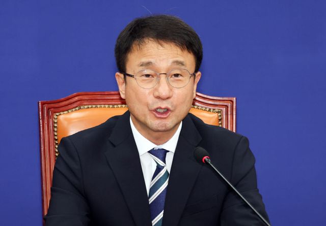 한병도 더불어민주당 대표 직무대행 겸 원내대표가 2일 여의도 국회에서 열린 정책조정회의에서 발언하고 있다. (사진=뉴시스)