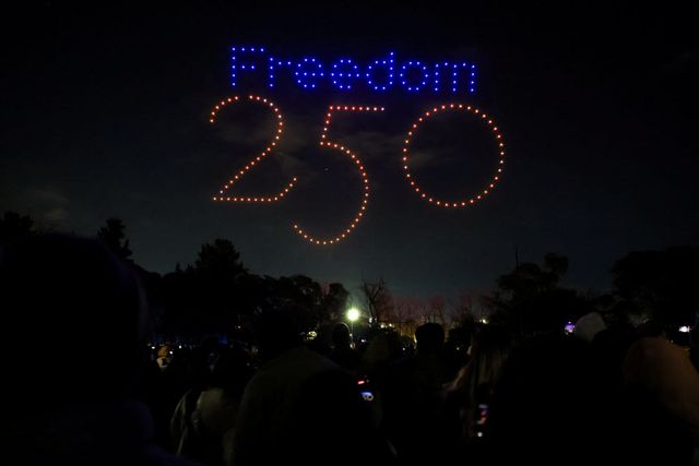 4일(현지시간) 아르헨티나 부에노스아이레스에서 열린 미국 독립 250주년 기념행사에서 드론쇼가 펼쳐지고 있다. (사진=로이터)