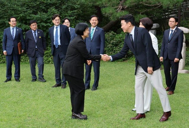 한성숙 국무총리와 강훈식 대통령비서실장이 5일 서울 종로구 삼청동 총리공관에서 열린 고위당정협의회에서 인사하고 있다.(사진=연합뉴스)