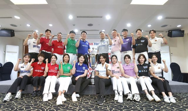 프로당구 PBA 팀리그 각 팀 대표 선수들이 함께 기념촬영을 하고 있다. 사진=PBA