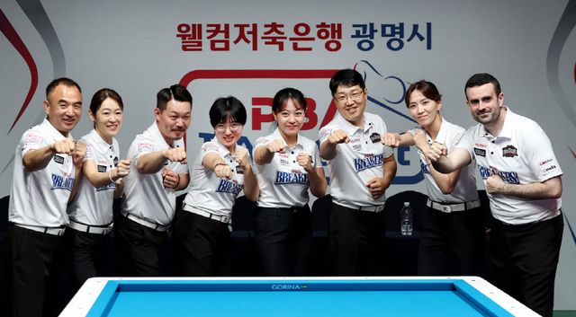 프로당구 PBA 팀리그 데뷔전에서 휴온스를 4-0으로 꺾은 브레이커스 선수들이 함께 기념촬영을 하고 있다. 사진=PBA