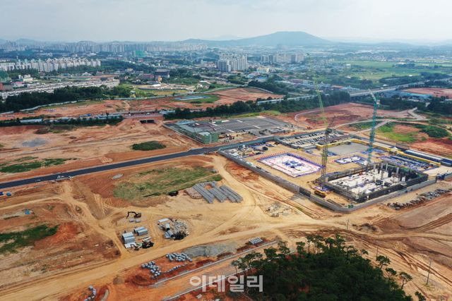 [광주=뉴시하늘에서 바라본 광주 북구 첨단3지구에서 복합단지 조성 사업이 한창이다. 첨단3지구는 삼성전자와 SK하이닉스가 반도체 생산 공장 후보지로 거론되고 있다. (사진=뉴시스)