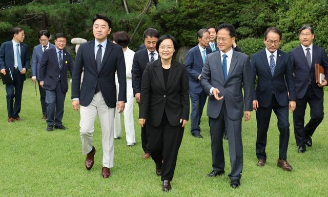 고위당정협의회 회의장으로 향하는 한성숙 국무총리(가운데)(사진=연합뉴스)