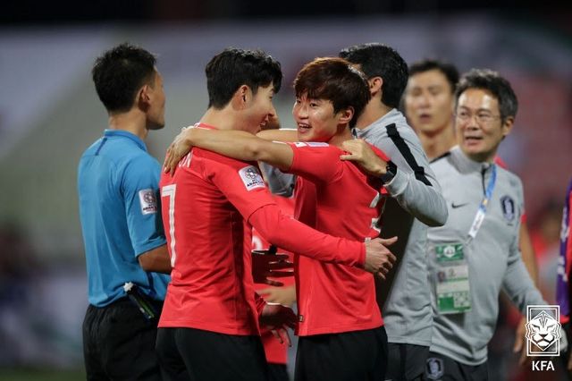손흥민과 김진수. 사진=대한축구협회