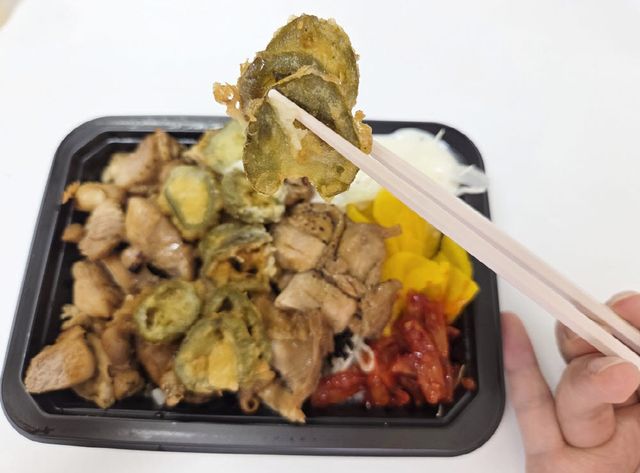 덮밥에 올라간 할라피뇨 튀김. 매콤한 맛으로 닭고기와 밥의 느끼함을 잡아주는 역할을 했다. (사진=한전진 기자)