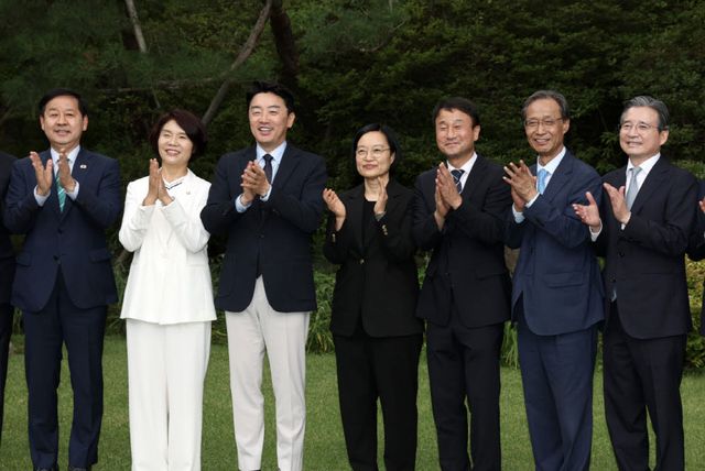 한성숙 국무총리, 강훈식 대통령비서실장, 한병도 더불어민주당 대표 직무대행 겸 원내대표가 5일 오후 서울 종로구 삼청동 국무총리 서울공관에서 열린 고위당정협의회 시작 전 기념사진을 촬영하고 있다.(사진=뉴시스)