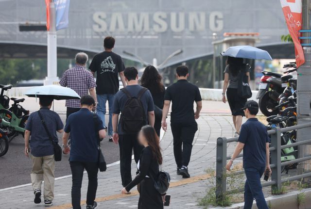지난달 23일 경기 수원시 영통구 삼성전자 수원캠퍼스에서 디바이스경험(DX)부문 직원들이 반도체(DS)부문과의 성과급 격차에 항의하기 위해 검은 옷을 입고 출근하고 있다. (사진=뉴스1)