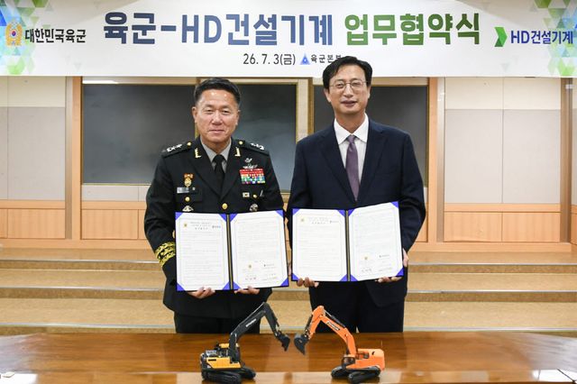 (오른쪽부터)문재영 HD건설기계 사장, 하헌철 육군본부 군수참모부장 소장이 업무협약식에서 기념사진을 촬영하고 있다. (사진=HD건설기계)