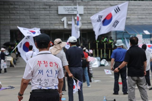 한달 째로 접어든 올림픽공원 핸드볼경기장 개표소 봉쇄 시위. 사진=연합뉴스