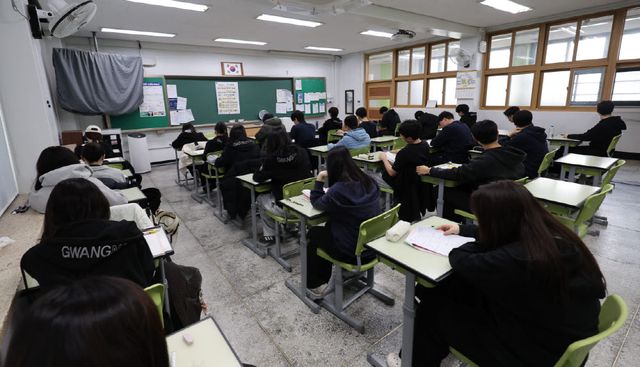 2026년 3월 전국연합학력평가일에 서울 광진구 광남고등학교에서 수험생들이 시험 준비를 하고 있다. (사진=뉴시스)