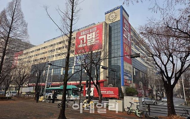 경기 고양시 일산동구 장항동 홈플러스 일산점에 폐점 안내 고별 포스터가 붙어 있다. 해당 점포는 현재 영업을 종료한 상태다. (사진=한전진 기자)