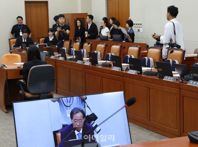 6일 서울 여의도 국회에서 열린 제437회국회(임시회) 정무위원회 제1차 전체회의에 국민의힘 의원들이 불참해 자리가 비어있다.(사진=이데일리 노진환 기자)