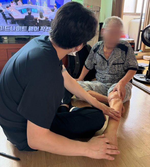 양형국 인천평화의료복지사회적협동조합 통합재택의료센터장이 지난 1일 인천 부평구 변모(82)씨의 집에서 재택진료를 하고 있다.(사진=양지윤 기자)