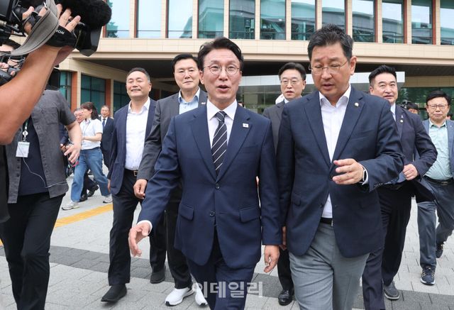 [이데일리 노진환 기자] 김민석 전 국무총리가 6일 서울 여의도 국회 소통관에서 당대표 출마 기자회견을 마친 후 국회 본청으로 향하고 있다.