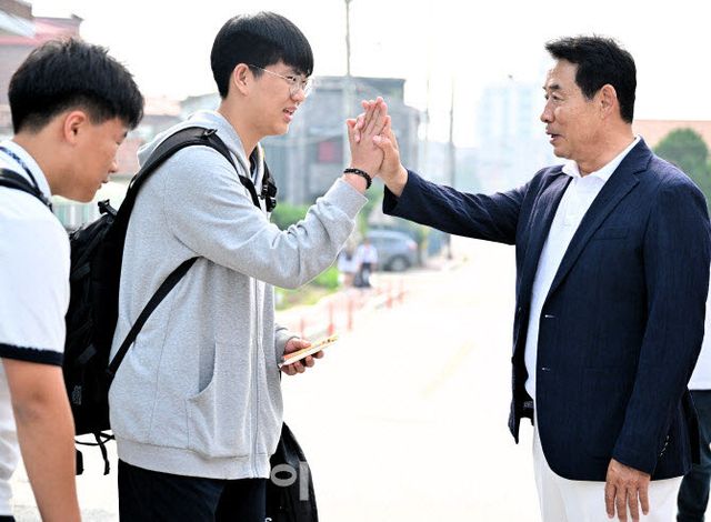 백영현 시장(오른쪽)이 청소년들과 손을 잡고 인사하고 있다.(사진=포천시)