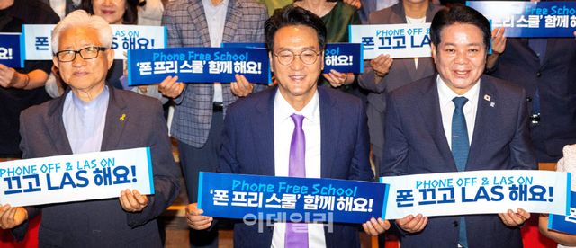 안민석(가운데) 교육감이 6일 열린 정책설명회에 참석해 최대호 안양시장(오른쪽) 등 행사 참석자들과
