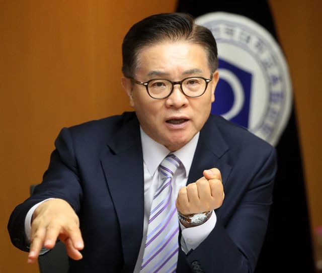 이기정 한국대학교육협의회장은 서울 성동구 한양대에서 진행한 이데일리와의 인터뷰에서 중장기적으로 대학입시 과정에서 대학의 자율성을 인정해야 한다고 강조했다.(사진=김태형 기자)
