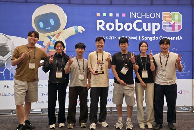 로보컵 2026 ‘ARM 챌린지’ 시상식 후 단체사진 (사진=서울시립대학교)