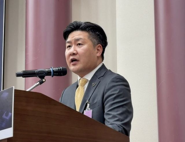 유진 최 쉴드AI 한국지사장이 6일 서울 여의도 국회의원회관에서 열린 국방 AI 컨퍼런스 ‘AWC: AI War 2026’에서 발표하고 있다. (사진=신영빈 기자)