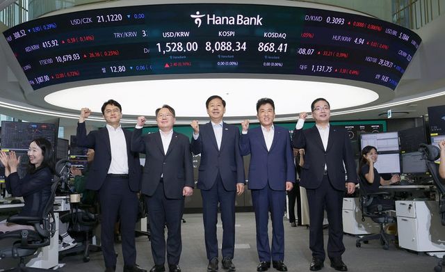 구윤철(가운데) 부총리 겸 재정경제부 장관이 외환시장 24시간 거래가 시작된 6일 오전 서울 중구 하나은행 딜링룸을 방문해 참석자들과 기념 촬영을 하고 있다. 왼쪽 두번째부터 권민수 한국은행 부총재보, 구 부총리, 함영주 하나금융 회장.(사진=뉴스1)