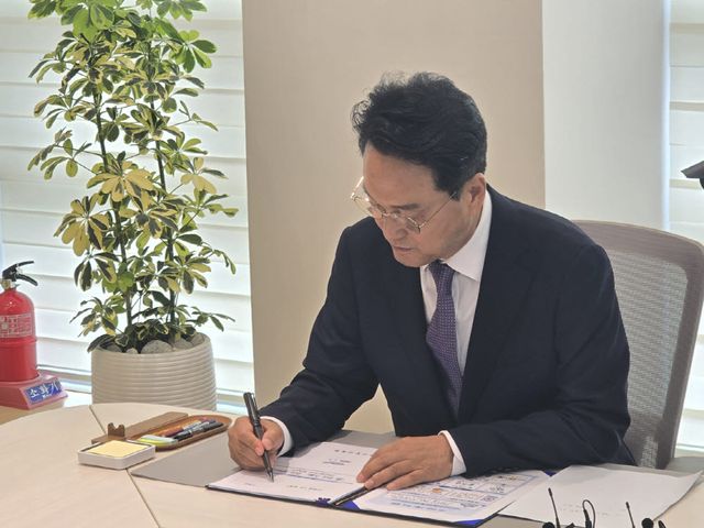 안민석 경기도교육감이 공식 임기 첫날인 지난 1일, 1호 결재로 '폰 프리 스쿨 추진계획'에 서명하고 있다.(사진=황영민 기자)