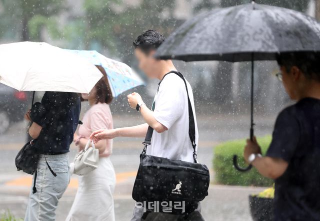 전국적으로 장마가 시작된 지난 1일 오후 서울 영등포구 여의도동에서 한 시민이 쏟아지는 비에 우산 없이 거리를 지나고 있다. (사진=노진환 기자)