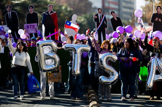 5일(현지시간) 칠레 산티아고에서 BTS 팬들이 국립경기장 사용 불허 결정에 항의하는 시위를 벌이고 있다.(사진=EPA/연합)