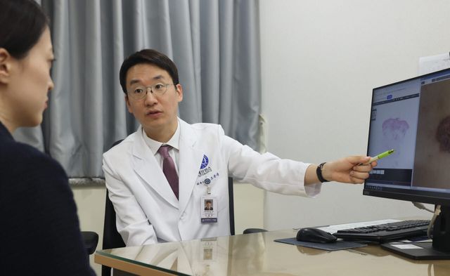 오종욱 연세대 신촌세브란스병원 피부과 교수가 피부암 환자를 진료하고 있다. (사진= 연세대 신촌세브란스병원)