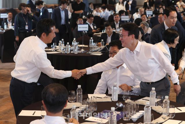 [이데일리 노진환 기자] 정청래(왼쪽) 더불어민주당 전 대표와 김민석 전 총리가 3일 서울 용산구 서울드래곤시티에서 열린 22대 후반기 국회 대비 더불어민주당 국회의원 워크숍에서 악수하고 있다.