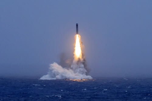 6일 남중국해 해상에서 중국 핵잠수함이 잠수함발사탄도미사일(SLBM)을 시험 발사하고 있다. (사진=AP연합뉴스)