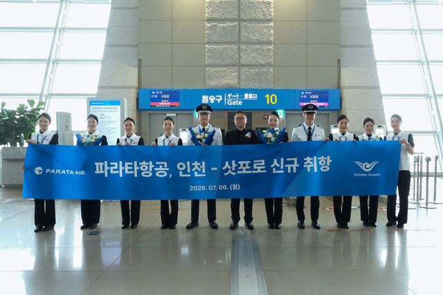6일 인천국제공항에서 진행된 파라타항공 인천-삿포로 노선 신규 취항식에서 파라타항공 윤철민 대표이사(가운데)와 임직원들이 기념 촬영을 하고 있다. (사진=파라타항공)