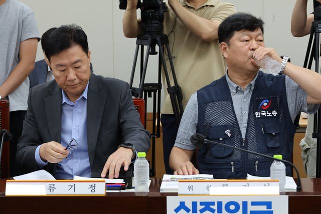 7일 정부세종청사 최저임금위원회에서 열린 제12차 전원회의에서 근로자위원인 류기섭 한국노총 사무총장이 물을 마시고 있다. 왼쪽은 류기정 한국경영자총협회(경총) 전무. (사진=연합뉴스)