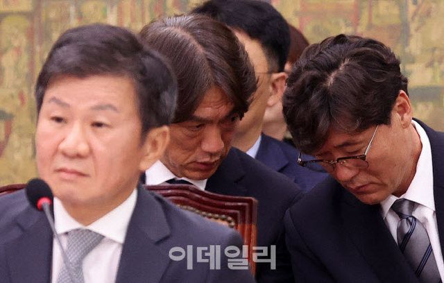 2024년 9월 당시 홍명보 국가대표팀 감독과 이임생 대한축구협회 기술총괄이사가 서울 여의도 국회에서 열린 문화체육관광위원회의 대한축구협회 등에 대한 현안질의에서 대화하고 있다. 왼쪽은 정몽규 대한축구협회장 (사진=이데일리DB)
