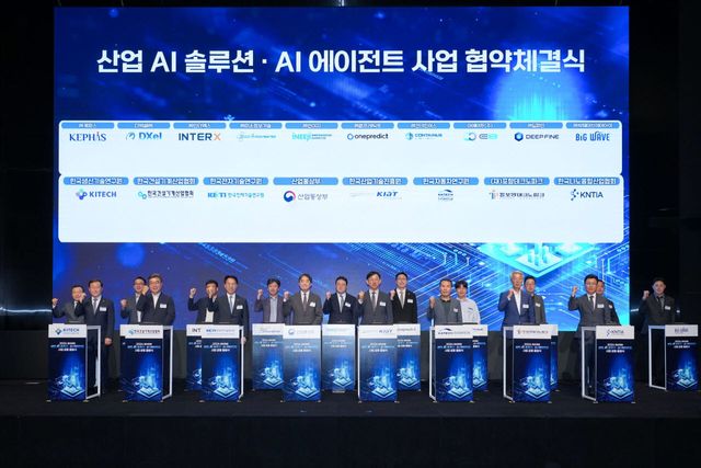 6월 23일 서울 양재동 엘타워에서 열린 ‘산업 AI 솔루션·AI 에이전트 사업 협약체결식’에서 산업통상부와 참여 기관·기업 관계자들이 기념촬영을 하고 있다. (사진=원프레딕트)