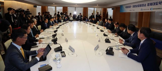 최태원 대한상공회의소 회장이 1일 서울 중구 대한상공회의소에서 열린 '국회의장-대한상공회의소 경제대도약 간담회'에서 인사말을 하고 있다.(사진=방인권 기자)