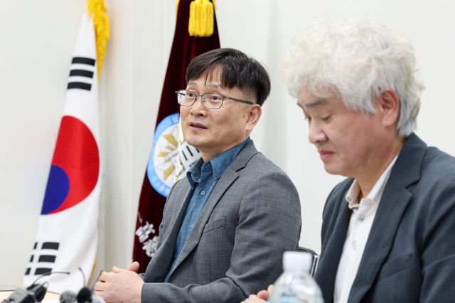 7일 오후 전남광주통합특별시 북구 광주제일고등학교 광주학생독립운동기념역사관에서 열린 배재고 응원 논란 사태 관련 기자회견에서 이규연 광주일고 교장이 발언하고 있다. (사진=연합뉴스)