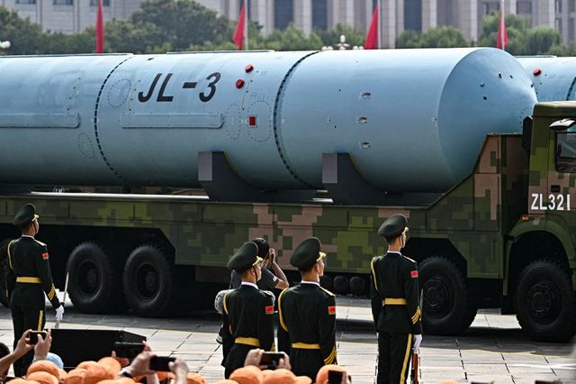 지난해 9월 3일 중국 베이징에서 열린 전승절 80주년 기념 열병식에서 잠수함발사탄도미사일(SLBM) JL-3을 실은 차량이 이동하고 있다. (사진=AFP)