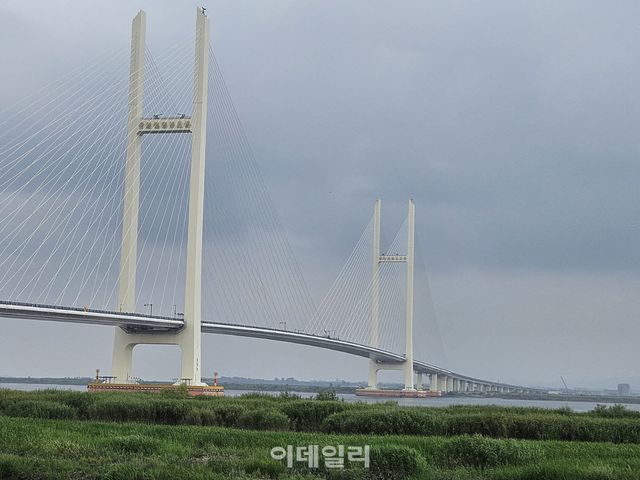 지난 3일 중국 랴오닝성 단둥 지역에서 신압록강대교를 바라본 모습. 건너편 북한 신의주의 대교 진입부에서 대형 크레인이 설치된 모습이 보이고 오른쪽엔 북한 세관으로 보이는 건물이 세워져있다. (사진=이데일리 이명철 특파원)