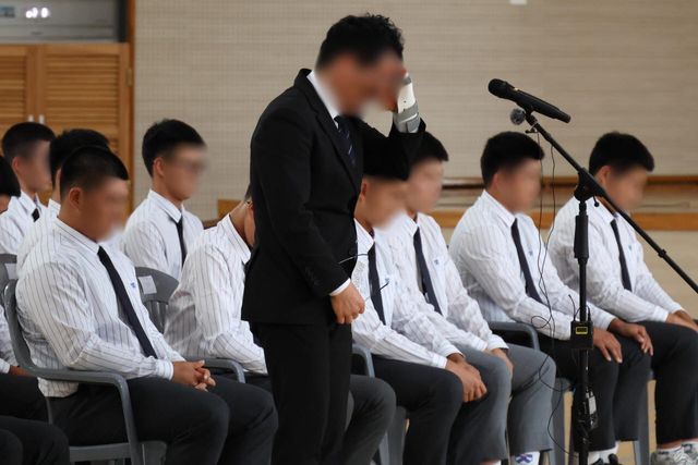 지난 6일 오후 전남광주통합특별시 북구 광주제일고등학교 강당에서 배재고등학교 교장이 사과문을 낭독하다가 눈물을 흘리고 있다. 배재고 야구부 학생들은 최근 고교야구선수권대회에서