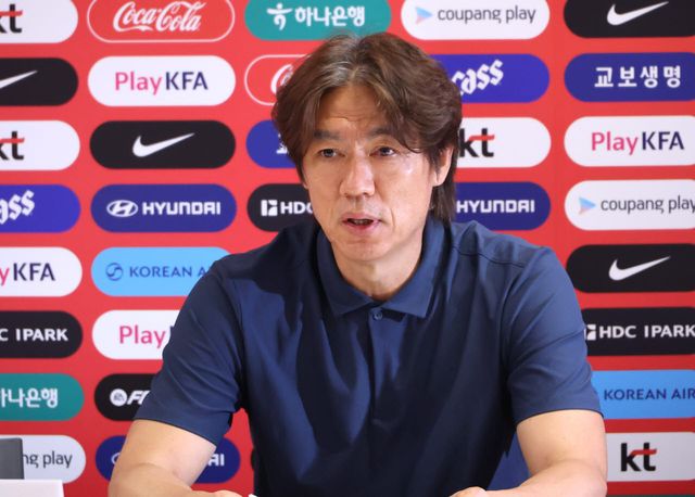 홍명보 전 감독이 지난달 28일 멕시코 사포판 치바스 바예 베르데에서 기자회견을 하며 사퇴 의사를 밝히고 있다. (사진=연합뉴스)