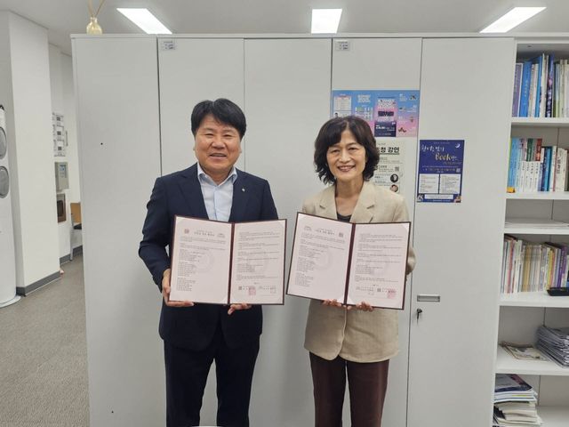 김대명(왼쪽) 대구과학대 RISE사업 평생교육사업단장과 대구 북구 구수산도서관 김영란 본부장이 행정 인턴십 운영을 위한 업무협약 체결 후 기념촬영을 하고 있다.(사진=대구과학대)