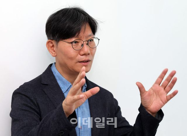 정흥준 서울과학기술대 교수가 지난 24일 서울과학기술대 연구실에서 이데일리와 인터뷰를 하고 있다.(사진=이데일리 방인권 기자)