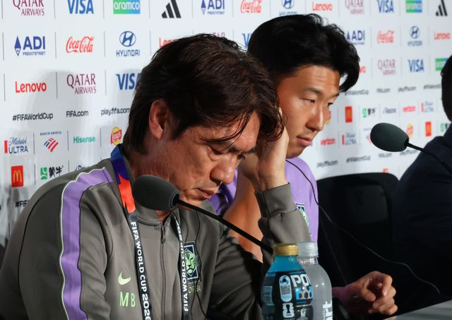 2026 피파 월드컵에 출전한 한국축구국가대표팀의 홍명보 감독이 체코와의 경기를 하루 앞둔 6월 10일(현지시간) 멕시코 과달라하라 스타디움에서 열린 공식 기자회견에 손흥민과 참석해 회견을 준비하고 있다.(사진=연합뉴스)