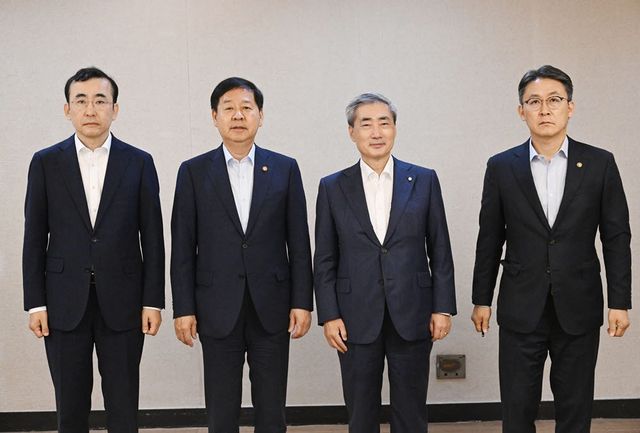 8일 오전 서울 정부서울청사에서 열린 시장상황점검회의에 앞서 참석자들이 기념사진을 찍고 있다. 왼쪽부터 이세훈 금융감독원 수석부원장, 구윤철 부총리 겸 재정경제부 장관, 신현송 한국은행 총재, 권대영 금융위원회 부위원장.(사진=재정경제부)