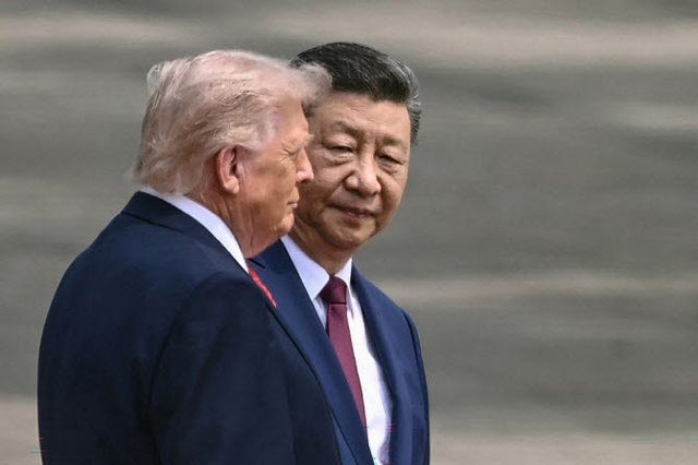 Chinese President Xi Jinping stands with U.S. President Donald Trump at a welcome ceremony held at the Great Hall of the People in Beijing, China, prior to a summit meeting on May 14. (Photo=AFP)