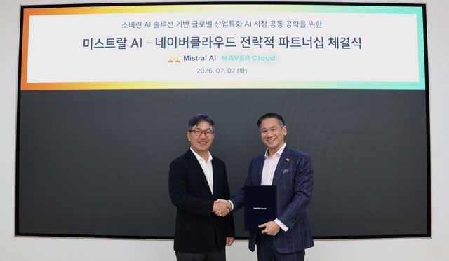 네이버클라우드와 미스트랄AI가 전략적 파트너십을 체결했다. (왼쪽부터) 네이버클라우드 김유원 대표, 미스트랄AI 제프 순 APAC 대표다. 사진=네이버클라우드