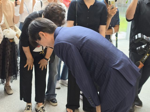 조경태 국민의힘 의원이 8일 지지자들을 만나 고개를 숙여 인사하고 있다. (사진=안소현 기자)