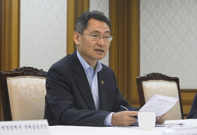 허장 재정경제부 차관이 8일 서울 종로구 정부서울청사에서 원화 국제화 전담반(TF) 회의를 주재하고 있다.(사진=재정경제부)
