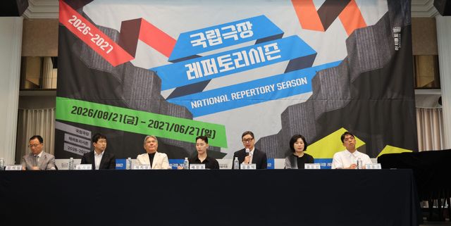 김석일 국립극장장 직무대리(왼쪽부터), 홍석원 지휘자, 채치성 국립국악관현악단 단장, 배진호 안무가, 김종덕 국립무용단 단장, 유은선 국립창극단 단장, 강훈구 연출가가 8일 서울 중구 프레스센터에서 열린 2026~2027 국립극장 레퍼토리시즌 발표 기자간담회에서 질의응답하고 있다. (사진=연합뉴스)