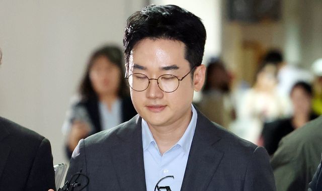 6·3 지방선거 때 음료 피습 자작극 의혹이 제기된 정이한 전 개혁신당 부산시장 후보가 구속전피의자심문(영장실질심사)에 출석하기 위해 8일 오후 부산 연제구 부산지방법원 법정으로 이동하고 있다. (사진=뉴시스)